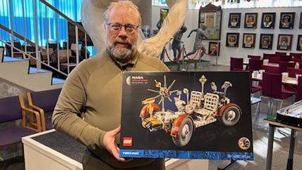 Per-Olof Rhodin med LEGO Technic 42182 NASA Apollo LRV. Per-Olof Rhodin med LEGO Technic 42182 NASA Apollo LRV.