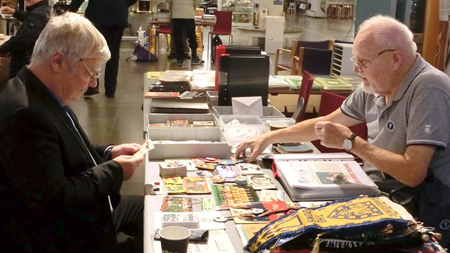 Kjell Bohman har bra kort på hand. Frågan är om han höjer med Jan Karlsson-bilden (en bland de värdefullaste svenska spelarbilderna), eller det är något helt annat i görningen.